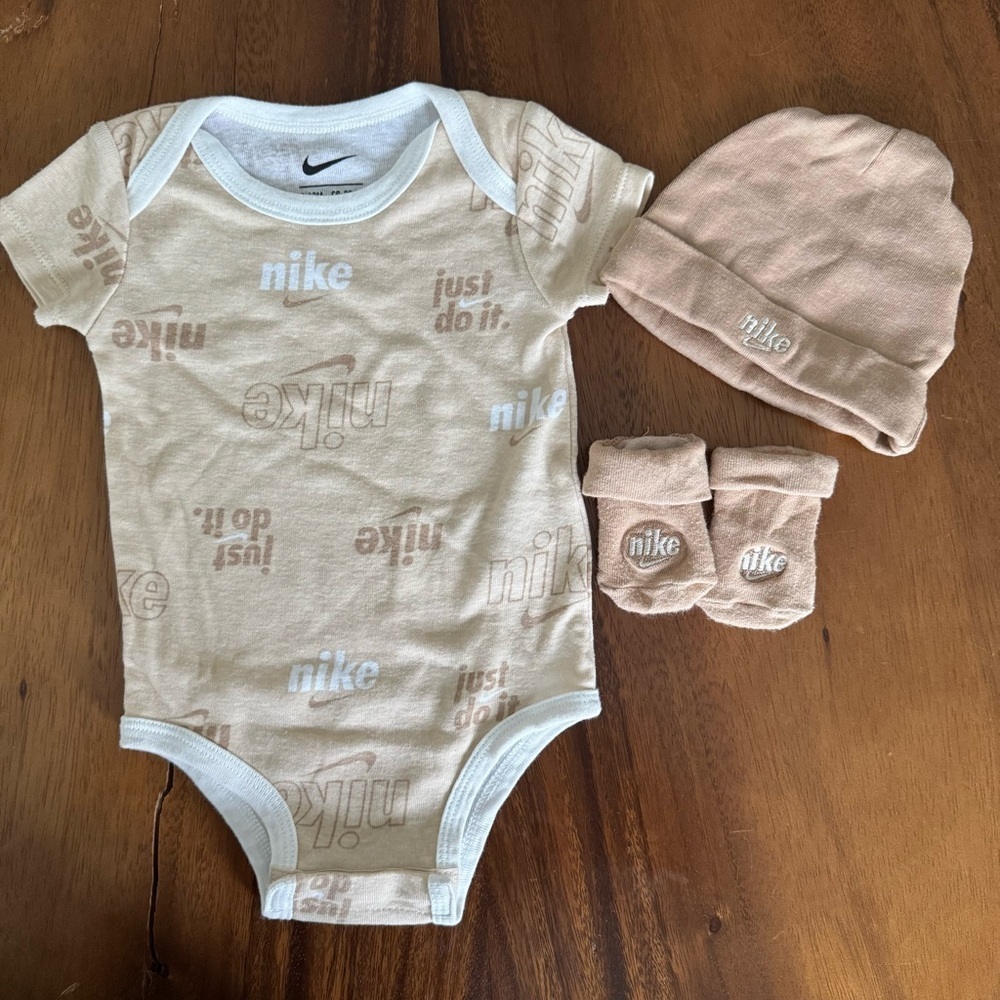 Nike Baby Neutral Bodysuit Hat and Booties Set Beige Brown Size 6-12M